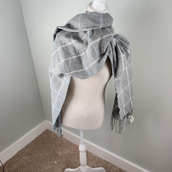 Banana Republic Women's Scarf or Wrap. Fringed Hem. Very Versatile. One Size - Picture 3 of 8